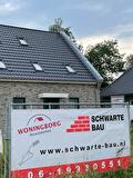 Nieuwbouwwoning met bouwbord van Woningborg en Schwarte Bau